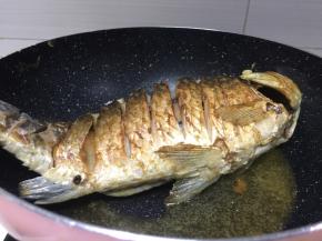 将鱼煎至两面金黄，记得翻面哟