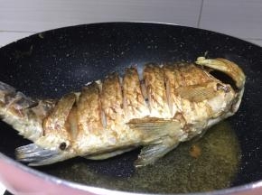 将鱼煎至两面金黄，记得翻面哟