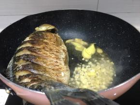 将生姜洗净切成片，大蒜拍碎放入爆香