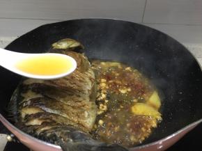 放入一勺料酒去腥味