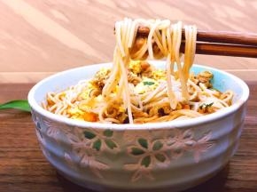 搅拌均匀即可食用，根根有味