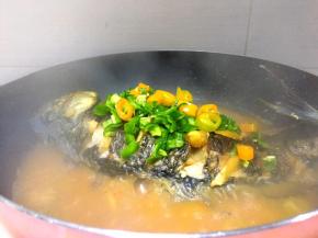 将辣椒洗净切碎将尖椒洗净切段放入