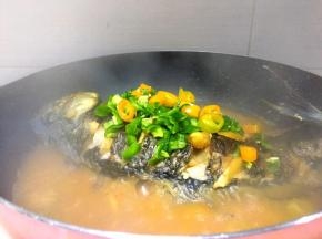 将辣椒洗净切碎将尖椒洗净切段放入