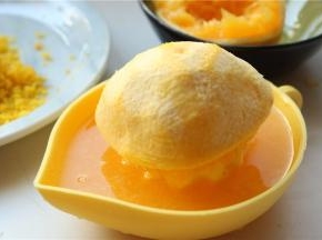 橙子切两半，榨出橙，出汁率大大的。