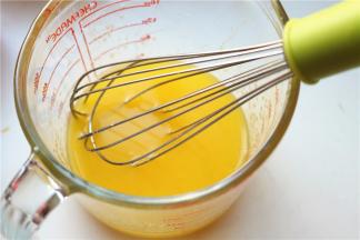 黄油加白糖，微波炉加热20秒使黄油融化。搅打均匀砂糖融化。