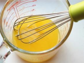 黄油加白糖，微波炉加热20秒使黄油融化。搅打均匀砂糖融化。