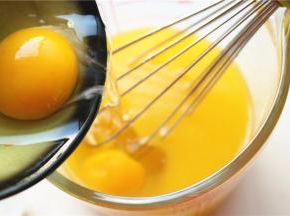 加入鸡蛋，继续搅拌均匀。