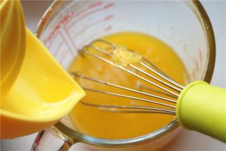 加入橙汁搅拌均匀。