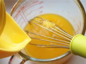 加入橙汁搅拌均匀。