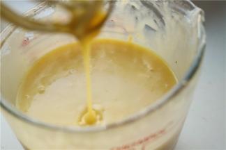 搅匀后是很浓稠顺滑的糊状，可以轻松滴落。