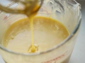 搅匀后是很浓稠顺滑的糊状，可以轻松滴落。