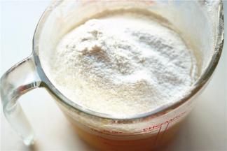 筛入面粉和泡打粉。