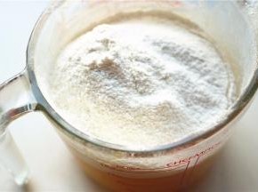 筛入面粉和泡打粉。