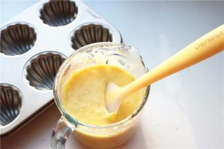 再次翻拌均匀，面糊就做好了。