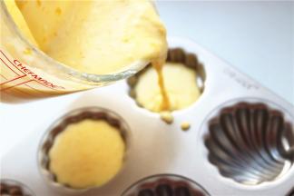 倒入学厨的玛德琳模具。