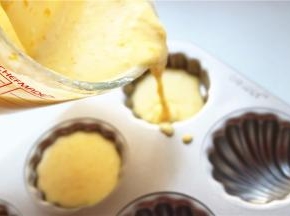 倒入学厨的玛德琳模具。