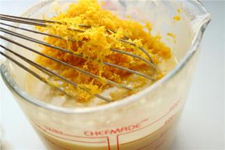 加入橙皮屑，记得留一点点橙皮屑待会装饰用。