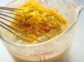 加入橙皮屑，记得留一点点橙皮屑待会装饰用。