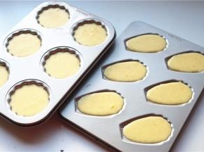 总共是两盘，学厨日式玛德琳模具和学厨贝壳玛德琳模具，面糊的量刚刚好。