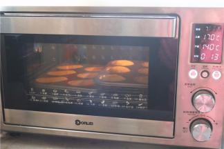 烤箱预热，上管170，下管140，放入模具烤20分钟，较浅的日式因为比较薄，晚5分钟放入。