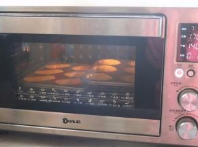 烤箱预热，上管170，下管140，放入模具烤20分钟，较浅的日式因为比较薄，晚5分钟放入。