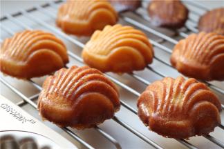 烤好的玛德琳，倒扣一下就脱模了，略微晾一下。