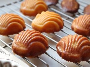 烤好的玛德琳，倒扣一下就脱模了，略微晾一下。