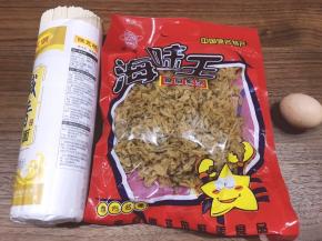 将材料面条，鸡蛋，海味王干贝边准备好