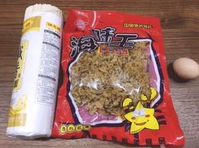 将材料面条，鸡蛋，海味王干贝边准备好