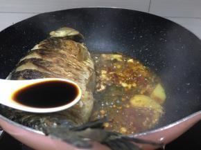 放一勺生抽，一勺老抽入锅