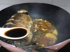 放一勺生抽，一勺老抽入锅