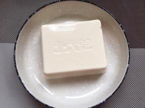 绢豆腐放蒸锅蒸5分钟