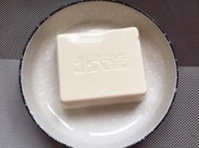 绢豆腐放蒸锅蒸5分钟
