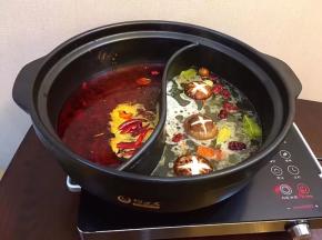 将香菇洗净后表面划十字刀，放清汤里