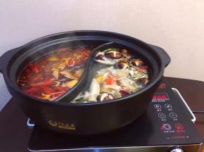 下鱼豆腐，开花肠，放入喜欢的锅底内，大火。这里用的电陶炉煮的