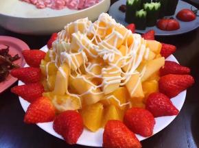 将橙子去皮切小块摆盘底，将哈密瓜去皮切成小块摆上，苹果去皮切成小块摆上，草莓洗净去蒂切开摆周围淋上沙拉酱