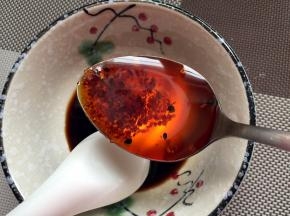 倒入辣椒油