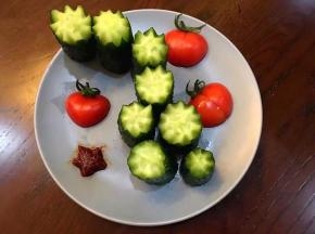 将黄瓜洗净后，去头去尾，均匀切几段，用磨具压花型摆盘，将圣女果洗净斜切一刀，在对半切开，在造型摆盘，旁边放少许甜辣酱