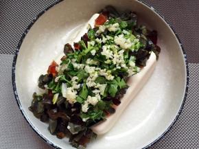 蒸好的豆腐上摆放皮蛋丁、香菜段、大蒜末