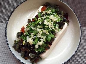 蒸好的豆腐上摆放皮蛋丁、香菜段、大蒜末