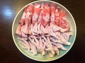 将鸡爪洗净后切掉脚趾，鸡翅洗净，准备一个大盘，将鸡翅，鸡爪羊肉卷摆盘