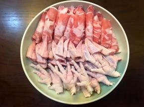 将鸡爪洗净后切掉脚趾，鸡翅洗净，准备一个大盘，将鸡翅，鸡爪羊肉卷摆盘