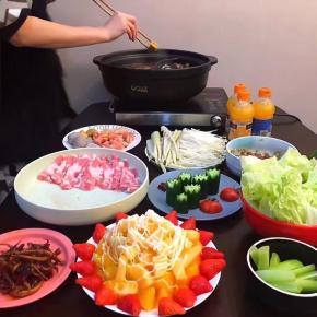 鸳鸯锅底已煮开，将难熟的菜先煮，比如鸡爪鸡翅等