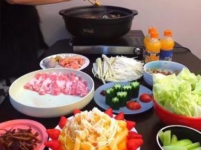 鸳鸯锅底已煮开，将难熟的菜先煮，比如鸡爪鸡翅等