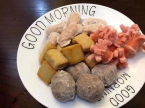准备一个盘，将牛肉丸，鱼豆腐，开花肠，虾饺摆盘