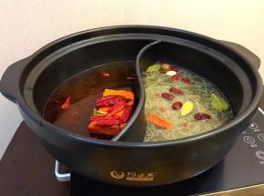 准备一个鸳鸯锅，这里我用的是陶煲王的，清汤底料放的老北京清汤料，辣汤放的重庆老火锅底料，兑开水，煮开