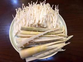 将笋尖洗净后切成小条泡一会水，将金针菇去尾部洗净用手撕小条摆盘