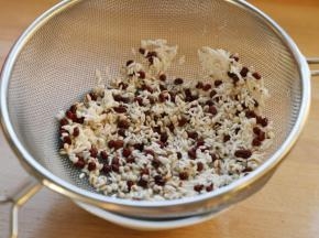 将糯米、薏米和红豆清洗干净。