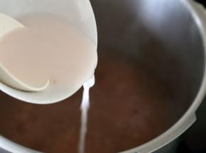 将粥再次烧开，勾入藕粉芡汁。