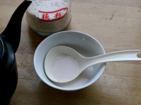 将藕粉放入碗中，用少量的冷水化开。